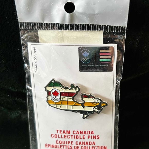 CANADA MAP PIN, HBC TRADITIONAL COLOURS, ENAMELLED METAL, HAS OFFICIAL HOLOGRAM, - Picture 1 of 2